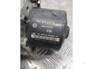 ABS Pumpe van een Volkswagen Transporter T5 2.0 TDI DRF 2013