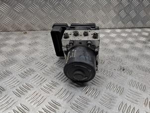 ABS Pumpe van een Volkswagen Transporter T5 2.0 TDI DRF 2013