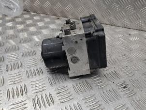 ABS Pumpe van een Volkswagen Transporter T5 2.0 TDI DRF 2013