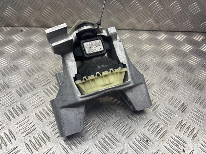 Engine mount from a Fiat Bravo (198A) 1.6 JTD Multijet 120 2009