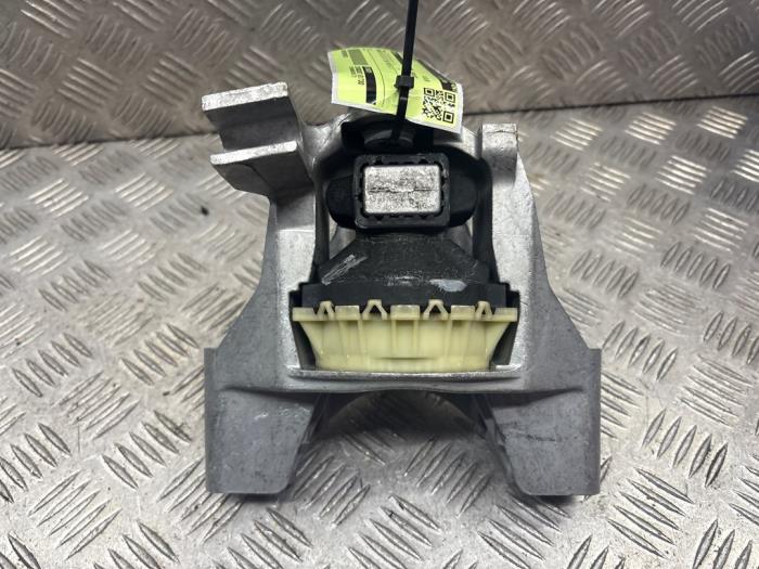Engine mount from a Fiat Bravo (198A) 1.6 JTD Multijet 120 2009