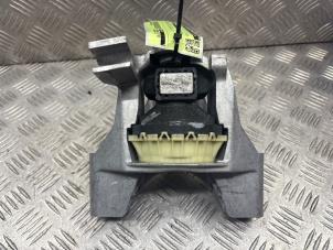 Engine mount from a Fiat Bravo (198A) 1.6 JTD Multijet 120 2009