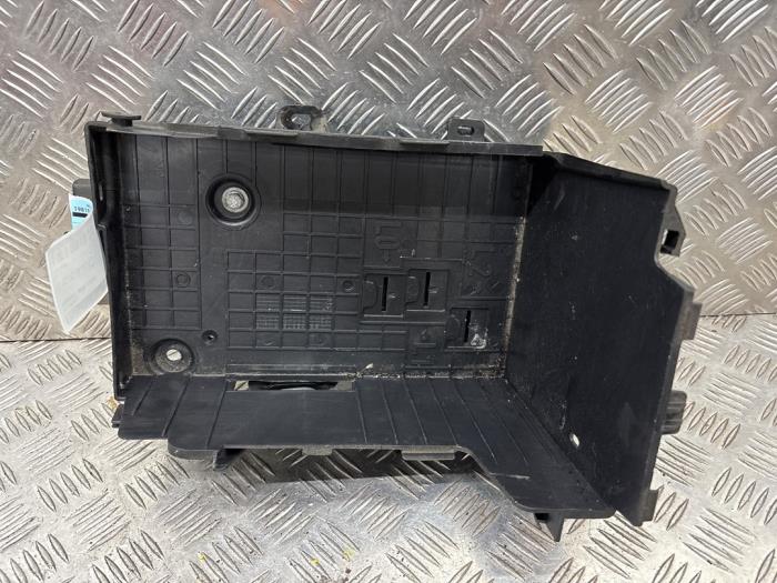 Begagnade Batterilåda Peugeot 2008 (CU) 1.2 Vti 12V PureTech Pris € 27,50 Marginaltabell erbjuds av autodemontage denollen