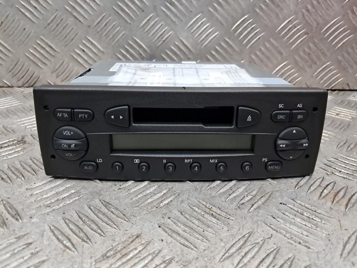 Używane Radio Fiat Doblo (223A/119) 1.3 JTD 16V Multijet DPF Cena € 25,00 Procedura marży oferowane przez autodemontage denollen