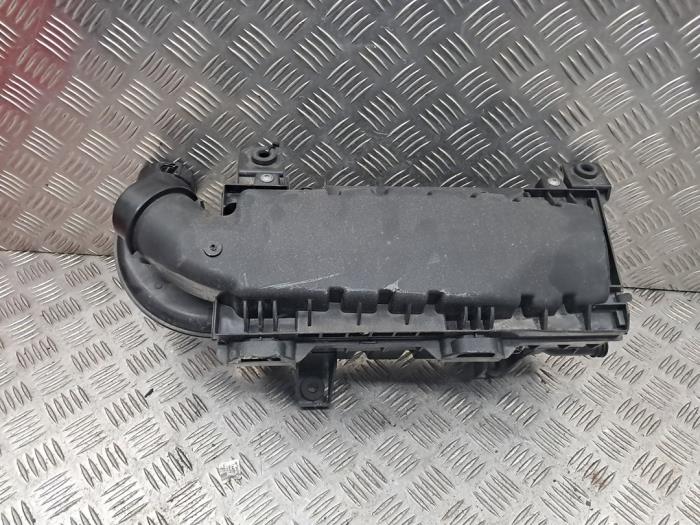 Begagnade Luftfilterhus Peugeot 208 II (UB/UH/UP) 1.2 Vti 12V PureTech 100 Pris € 35,00 Marginaltabell erbjuds av autodemontage denollen