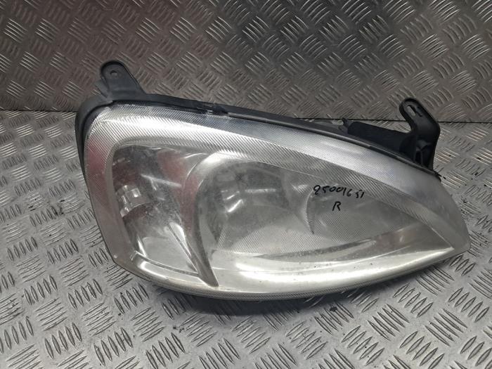 Używane Reflektor prawy Opel Corsa C (F08/68) 1.0 12V Twin Port Cena € 25,00 Procedura marży oferowane przez autodemontage denollen