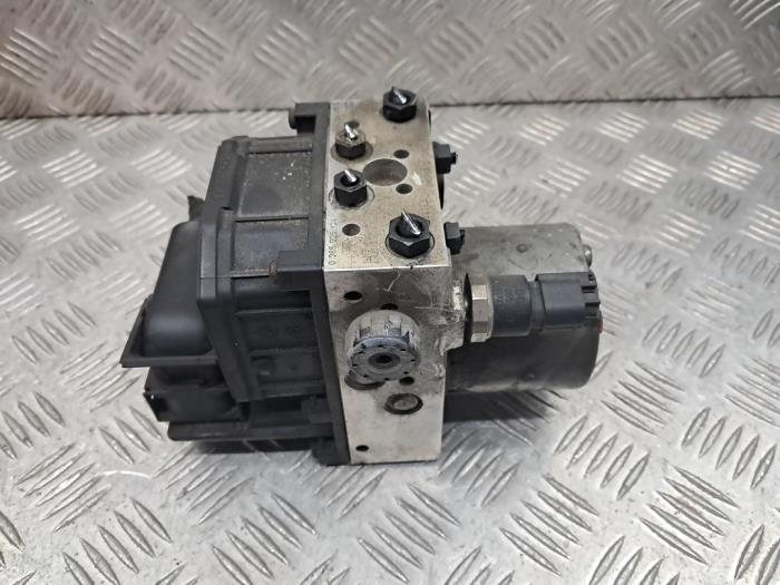 Usagé Bloc ABS Volkswagen Passat Variant 4Motion (3B6) 2.3 V5 20V Prix € 50,00 Règlement à la marge proposé par autodemontage denollen