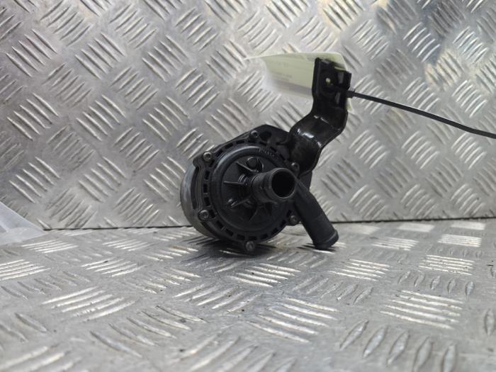 Begagnade Extra vattenpump Tesla Model S P100D Pris € 72,50 Marginaltabell erbjuds av autodemontage denollen