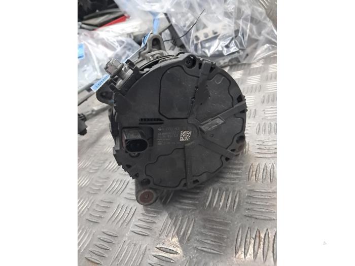 Dynamo från en Mercedes-Benz A (177.0) 1.3 A-180 Turbo 16V 2018