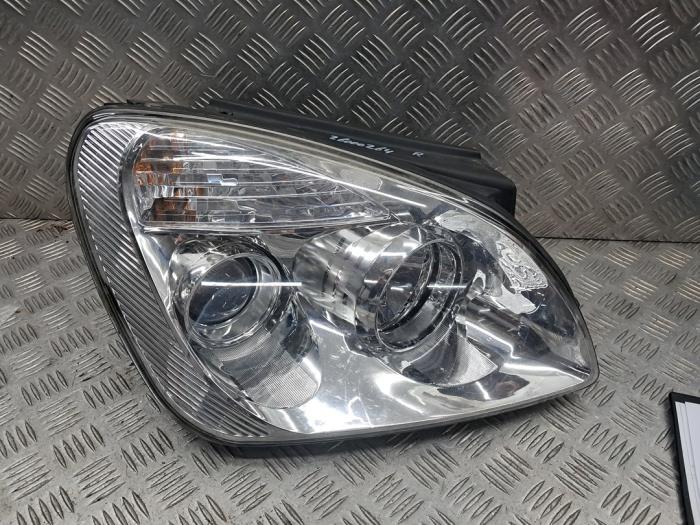 Używane Reflektor prawy Kia Carens III (FG) 2.0i CVVT 16V Cena € 40,00 Procedura marży oferowane przez autodemontage denollen