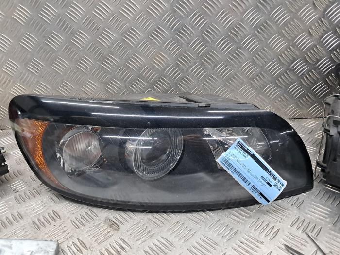 Używane Reflektor prawy Volvo C30 (EK/MK) 1.6 D 16V Cena € 175,00 Procedura marży oferowane przez autodemontage denollen