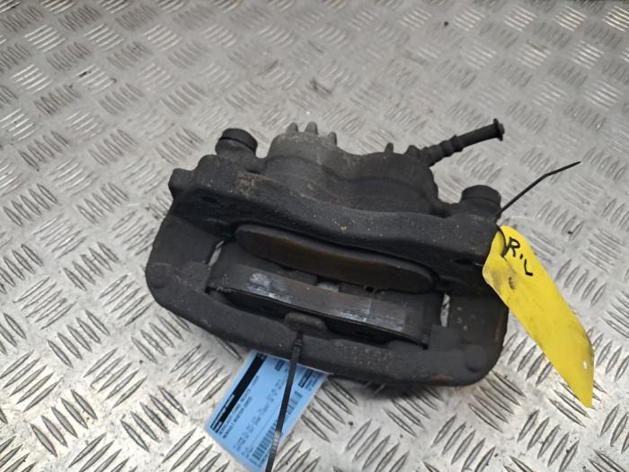 Begagnade Främre bromsok, höger Renault Master III (EV/HV/UV/VA/VB/VD/VF/VG/VJ) 2.3 dCi 165 16V FWD Pris € 90,75 Inklusive moms erbjuds av autodemontage denollen