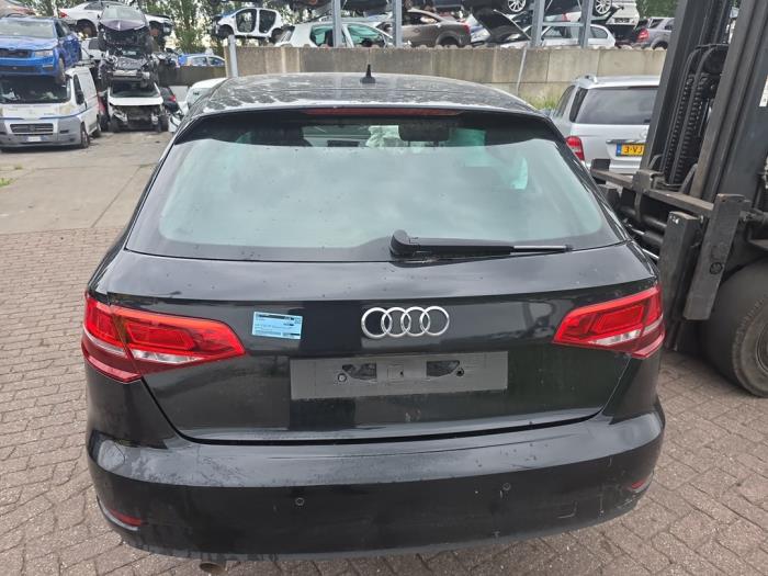 Używane Tylna klapa Audi A3 Sportback (8VA/8VF) 1.6 TDI 16V Cena € 242,00 Z VAT oferowane przez autodemontage denollen