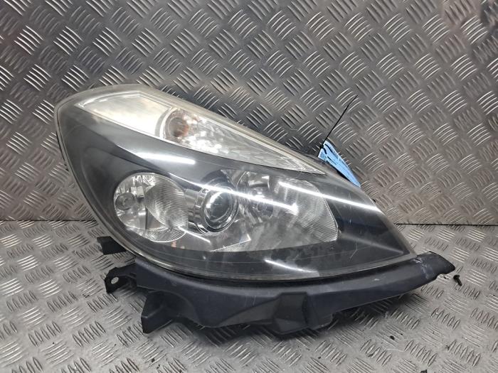 Używane Reflektor prawy Renault Clio III (BR/CR) 1.4 16V Cena € 40,00 Procedura marży oferowane przez autodemontage denollen