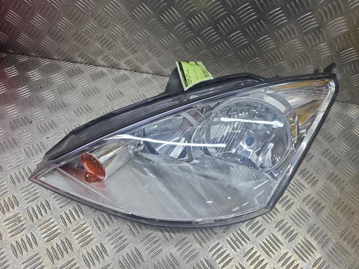 Używane Reflektor lewy Ford Focus 1 Wagon 1.6 16V Cena € 30,00 Procedura marży oferowane przez autodemontage denollen