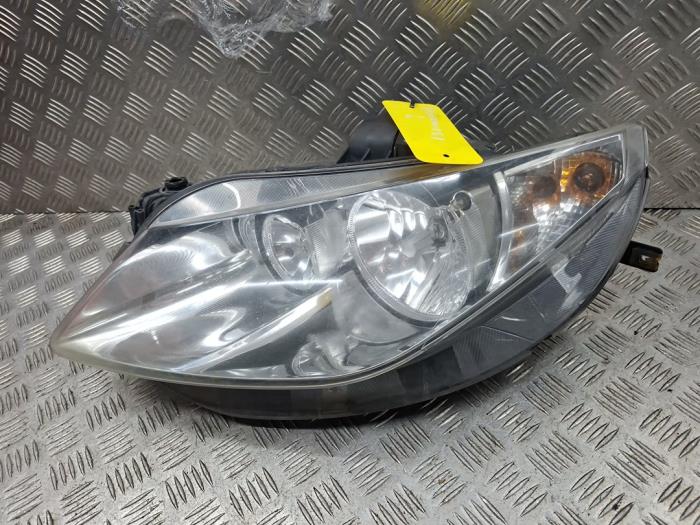 Używane Reflektor lewy Seat Ibiza ST (6J8) 1.2 TDI Ecomotive Cena € 49,50 Procedura marży oferowane przez autodemontage denollen