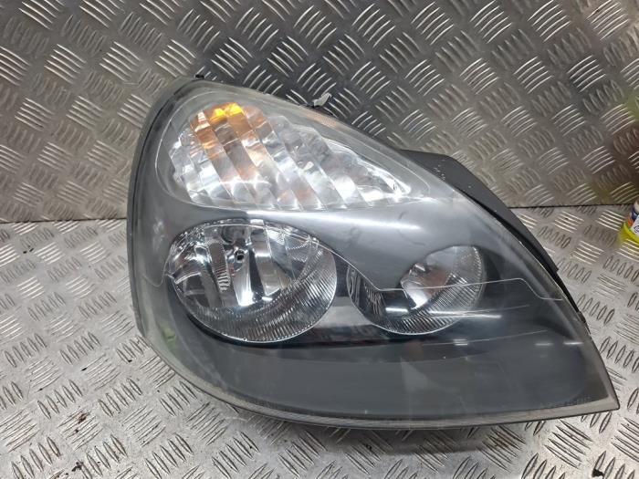 Używane Reflektor prawy Renault Clio II (BB/CB) 1.2 16V Cena € 35,00 Procedura marży oferowane przez autodemontage denollen