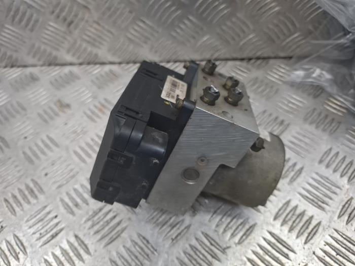 Begagnade ABS-pump Mazda Premacy 1.8 16V Pris € 40,00 Marginaltabell erbjuds av autodemontage denollen