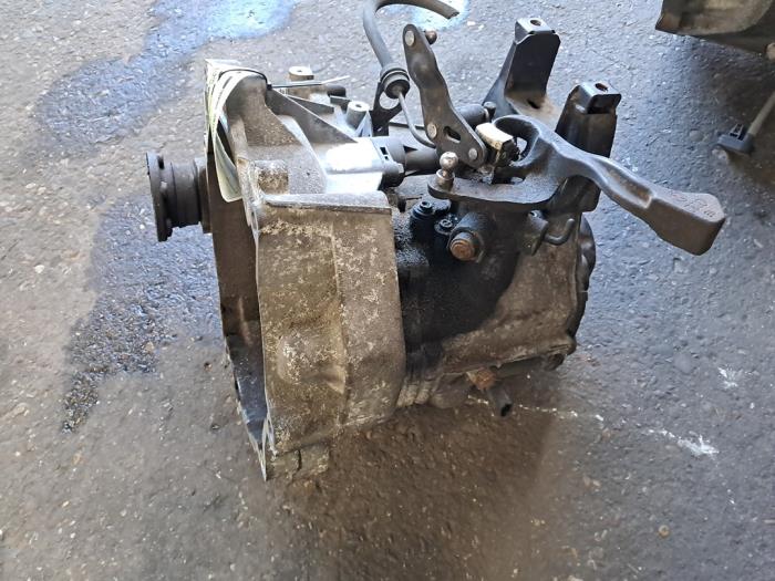 Getriebe van een Volkswagen Polo IV (9N1/2/3) 1.2 65 2004
