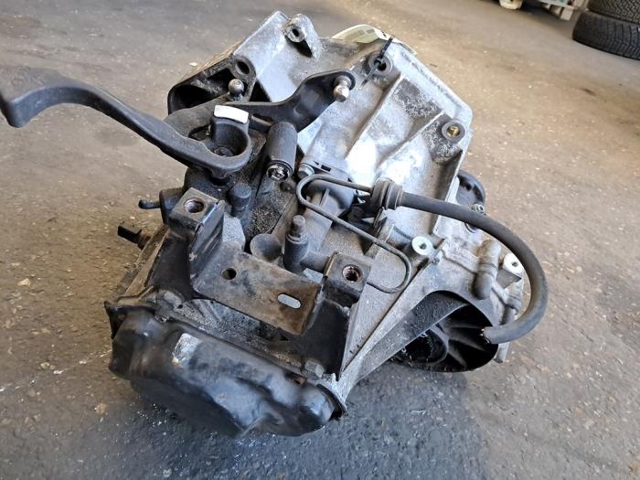 Getriebe van een Volkswagen Polo IV (9N1/2/3) 1.2 65 2004