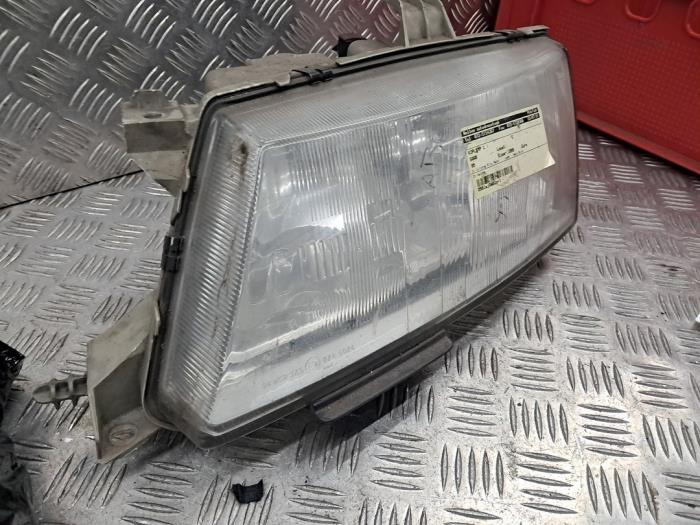 Używane Reflektor lewy Saab 95 1.5 GL Cena na żądanie oferowane przez autodemontage denollen