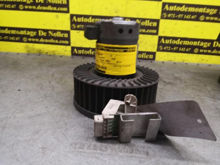 Heating and ventilation fan motor from a BMW 3 serie (E46/2) 316 Ci 2001