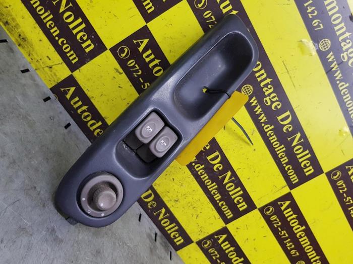 Usados Interruptor combinado de ventanillas Renault Twingo (C06) 1.2 16V Precio € 27,00 Norma de margen ofrecido por autodemontage denollen