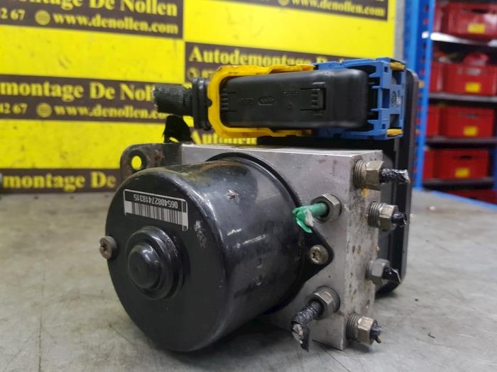 ABS pump from a Citroën C5 I Berline (DC) 2.0 16V 2001