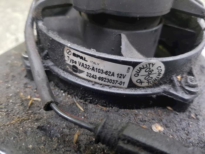 Używane Silnik wentylatora Mini Mini Cooper S (R53) 1.6 16V Cena € 45,00 Procedura marży oferowane przez autodemontage denollen