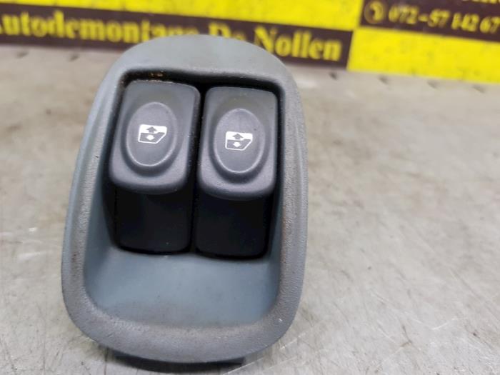 Usados Interruptor combinado de ventanillas Renault Scénic I (JA) 1.4 16V Precio € 22,00 Norma de margen ofrecido por autodemontage denollen