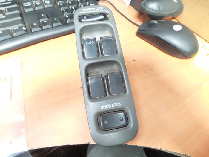 Usados Interruptor combinado de ventanillas Suzuki Baleno (GC/GD) 1.6 16V 4x4 Precio € 32,00 Norma de margen ofrecido por autodemontage denollen