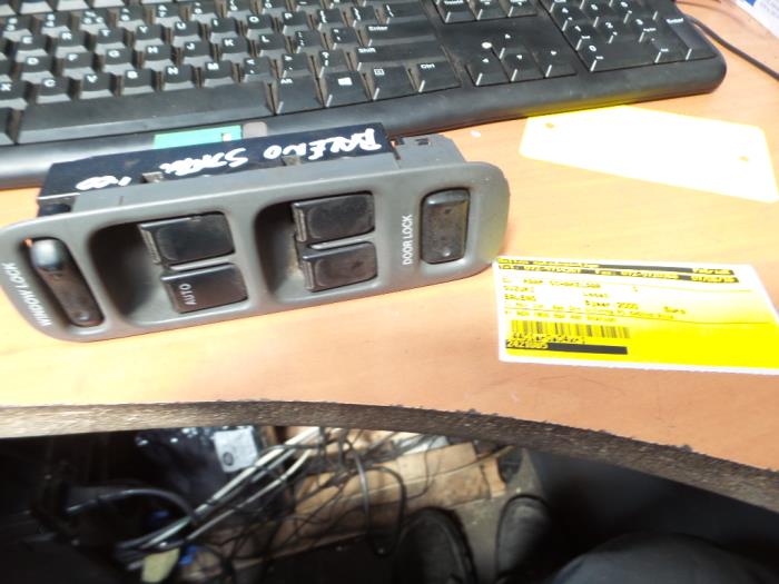 Usados Interruptor de ventanilla eléctrica Suzuki Baleno (GA/GB) 1.3 GL 16V Precio € 22,00 Norma de margen ofrecido por autodemontage denollen