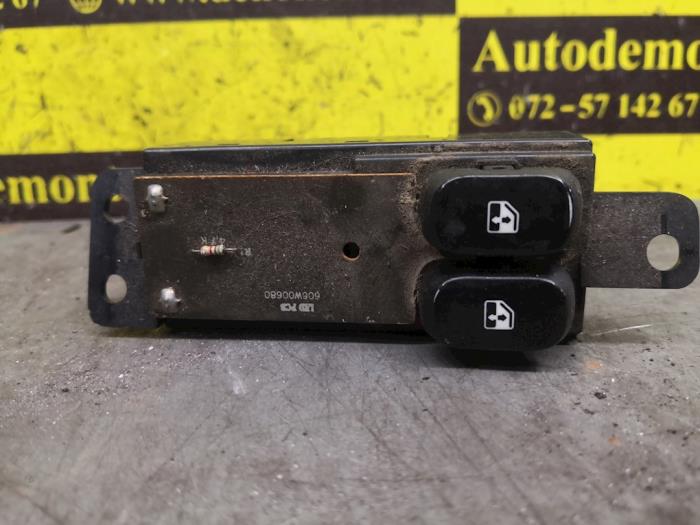 Usados Interruptor combinado de ventanillas Hyundai Lantra/Elantra II Wagon 1.6i GL 16V Precio € 22,00 Norma de margen ofrecido por autodemontage denollen