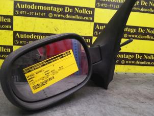 Używane Lusterko zewnetrzne lewe Renault Clio II (BB/CB) 1.2 16V Cena € 30,00 Procedura marży oferowane przez de Nollen autorecycling