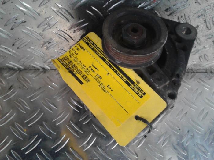 Usagé Dynamo Fiat Stilo (192A/B) 1.8 16V 5-Drs. Prix € 45,00 Règlement à la marge proposé par autodemontage denollen