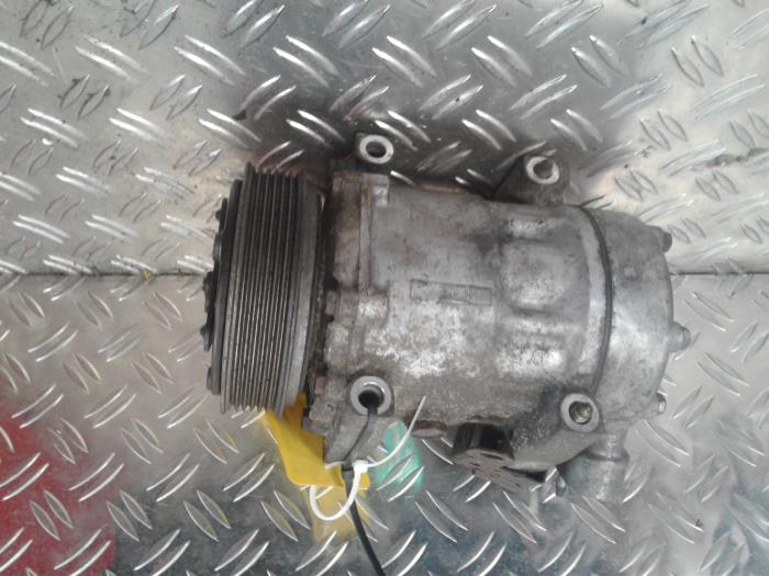 Air conditioning pump from a Peugeot 207 Societe 1.6 HDi 16V SW 2008