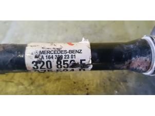Used Front drive shaft, left Mercedes ML II (164/4JG) 3.0 ML-320 CDI 4-Matic V6 24V Price € 181,50 Inclusive VAT offered by de Nollen autorecycling