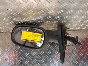 Used Wing mirror, right Renault Clio II (BB/CB) 1.2 16V Price € 25,00 Margin scheme offered by de Nollen autorecycling