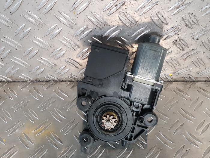 Door window motor from a Renault Megane III Berline (BZ) 1.2 16V TCE 115 2012