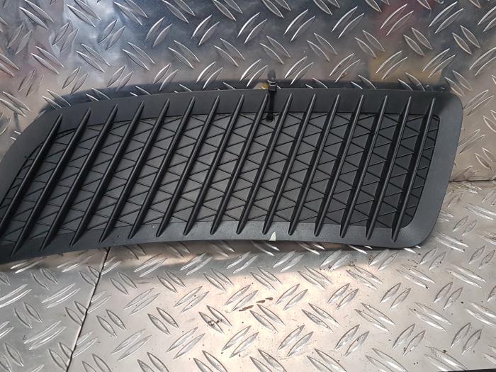 Używane Grill Mercedes Sprinter 3,5t (906.13/906.23) 310 CDI 16V Cena € 45,00 Procedura marży oferowane przez autodemontage denollen