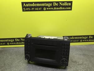 Usados Radio Mercedes Sprinter 5t (906.63/65) 510 CDI 16V Precio € 90,75 IVA incluido ofrecido por de Nollen autorecycling