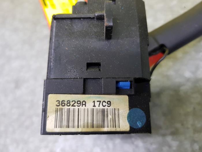 Interruptor de indicador de dirección de un Nissan Micra (K11) 1.0 16V 2000