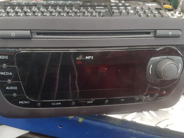 Używane Radio Seat Ibiza Cena na żądanie oferowane przez autodemontage denollen