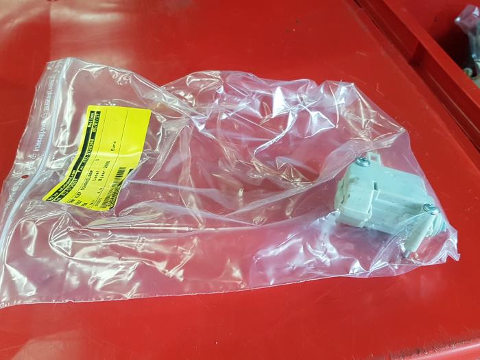 Gebrauchte Tankklappe Schalter Audi RS4 Preis auf Anfrage angeboten von autodemontage denollen