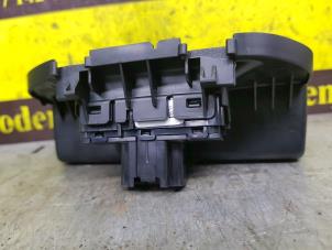 Usados Interruptor de calefactor de asiento Ford Fiesta Precio € 35,00 Norma de margen ofrecido por de Nollen autorecycling