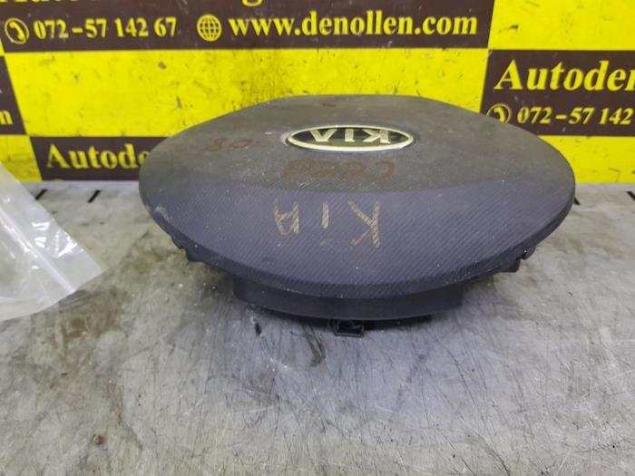 Left airbag (steering wheel) from a Kia Cee'D 2008