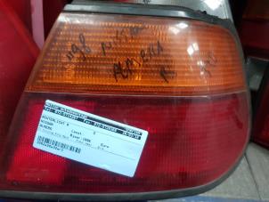 Usagé Feu arrière droit Nissan Almera (N15) 1.4 LX 16V Prix € 15,95 Règlement à la marge proposé par de Nollen autorecycling