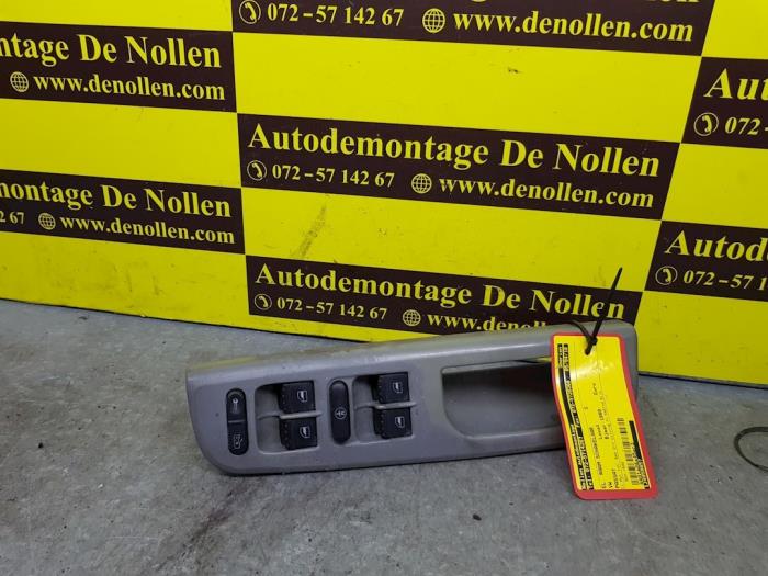 Usados Interruptor de ventanilla eléctrica Volkswagen Passat Variant (3B5) 1.6 Precio € 22,00 Norma de margen ofrecido por autodemontage denollen