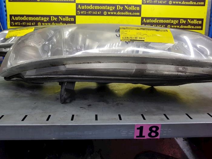 Headlight, right from a Opel Vectra 2000