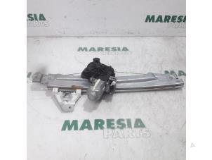 Używane Mechanizm szyby prawej tylnej wersja 4-drzwiowa Citroen C4 Berline (NC) 1.6 Hdi 90 Cena € 50,00 Procedura marży oferowane przez Maresia Parts